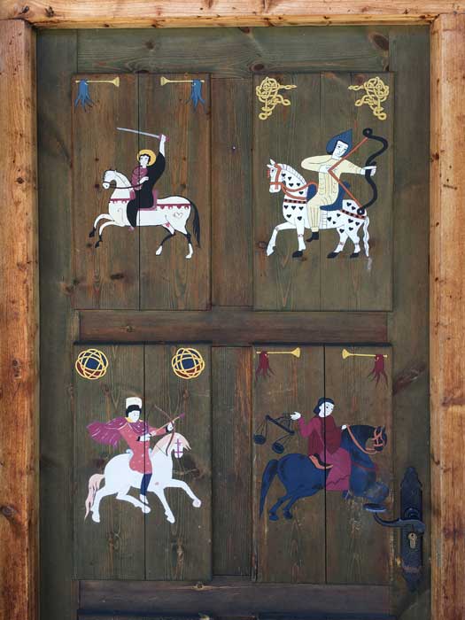 Puerta de recepcion con caballos pintados